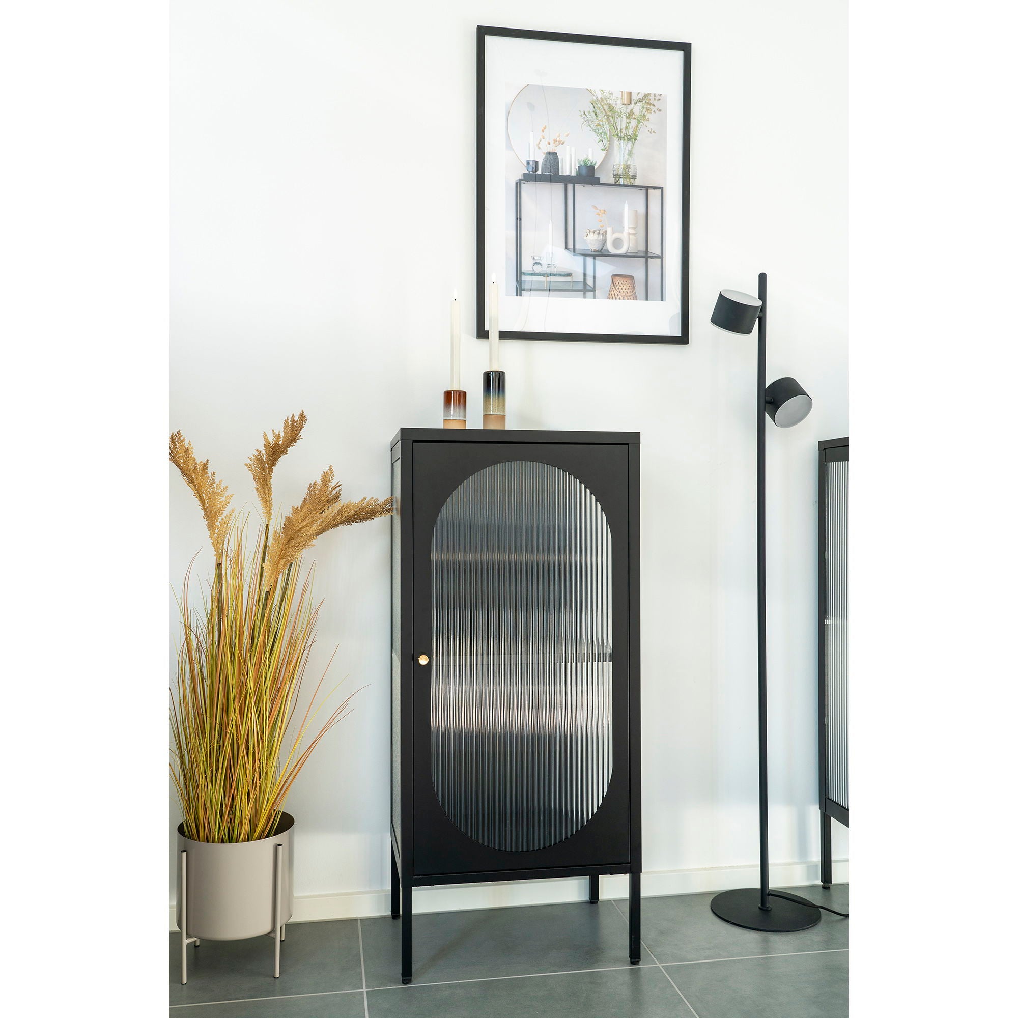 Adelaide Vitrine – Stahl & Glas, 1 geriffelte Glastür, Schwarz, 50 × 35 × 110 cm
