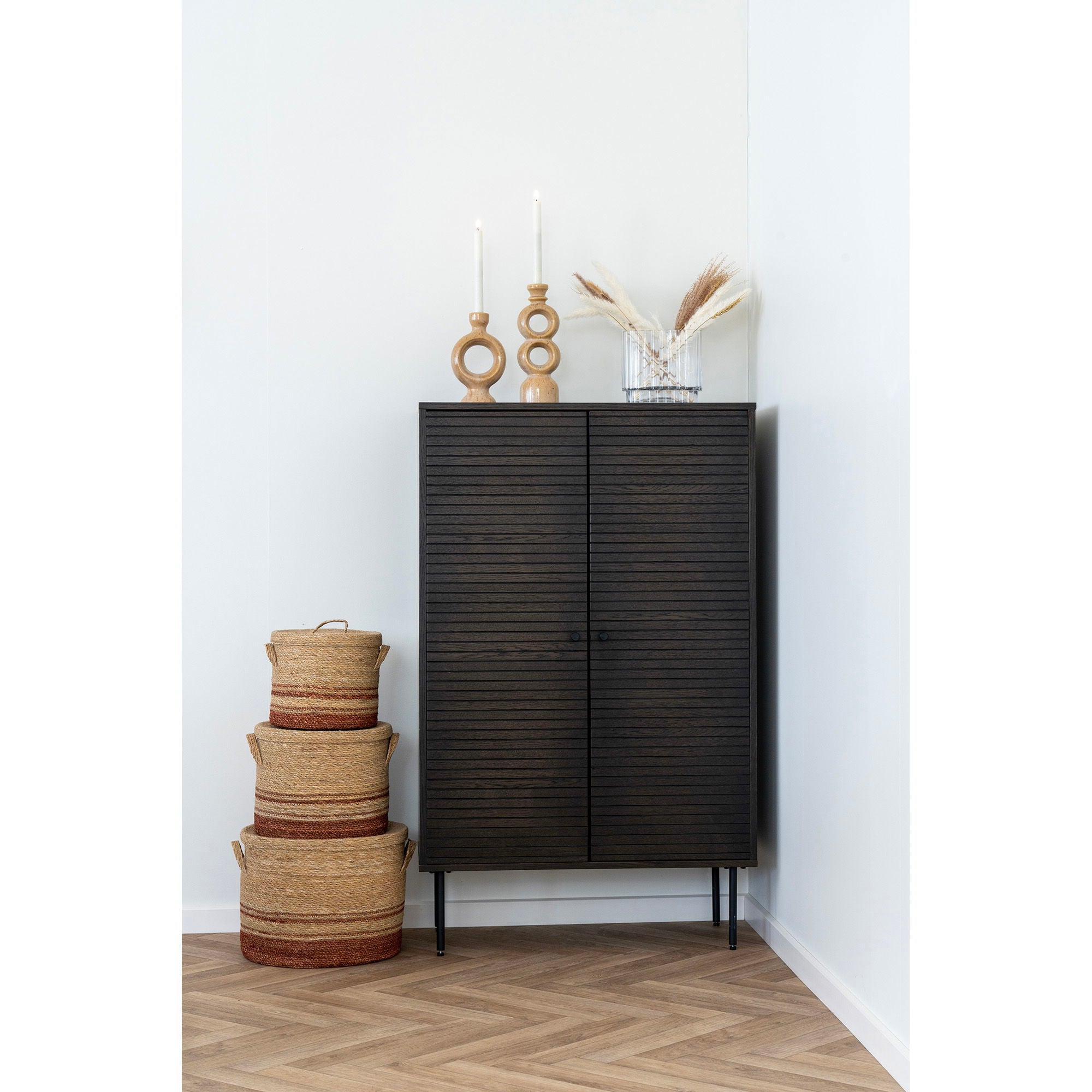 Kyoto Sideboard – Eichefurnier, 2 Türen, schwarze Metallbeine, 80 × 40 × 130 cm