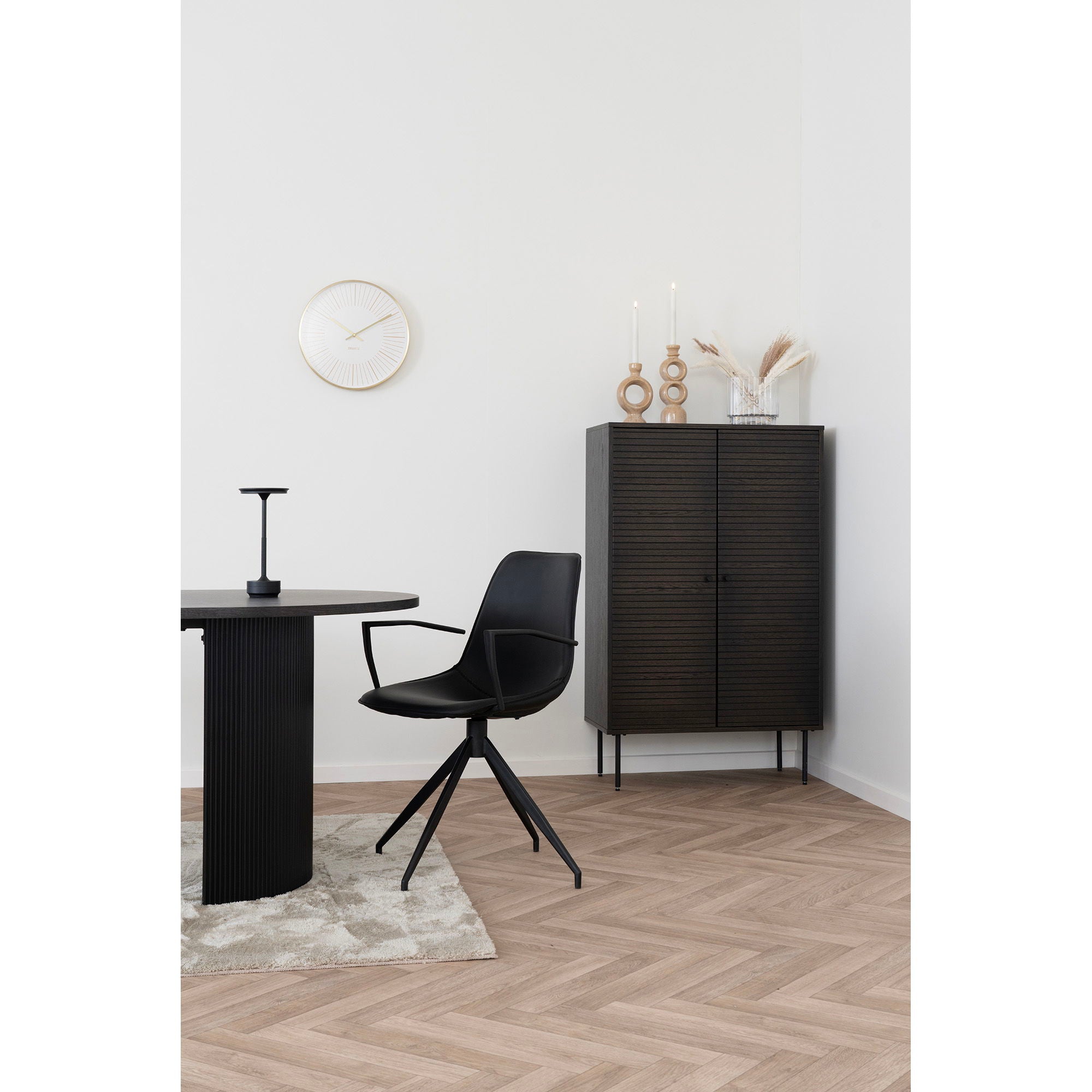 Kyoto Sideboard – Eichefurnier, 2 Türen, schwarze Metallbeine, 80 × 40 × 130 cm