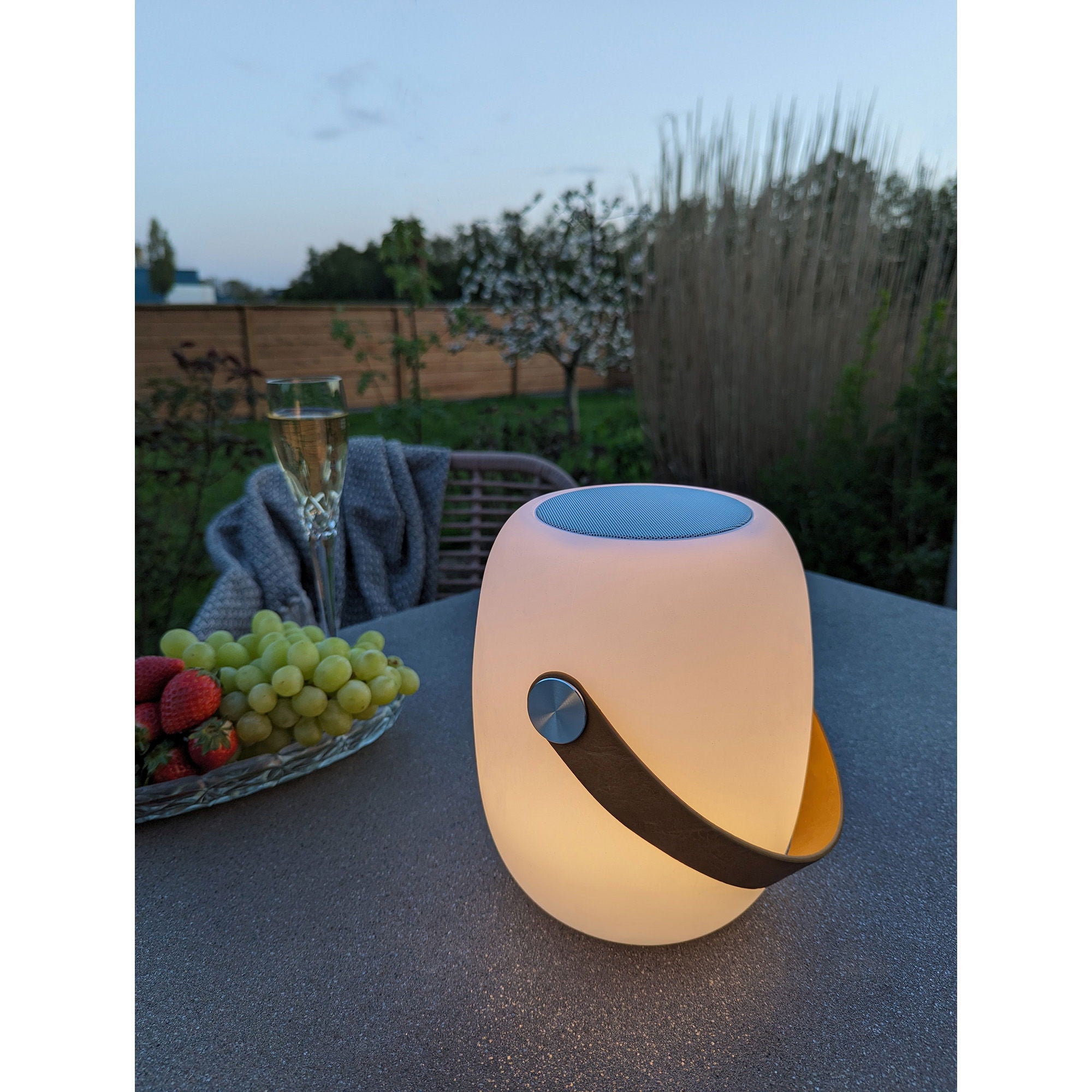 Cardiff LED Lampe – weiß, PE, wiederaufladbar, mit Tragegriff & Bluetooth-Lautsprecher, Ø18×21 cm