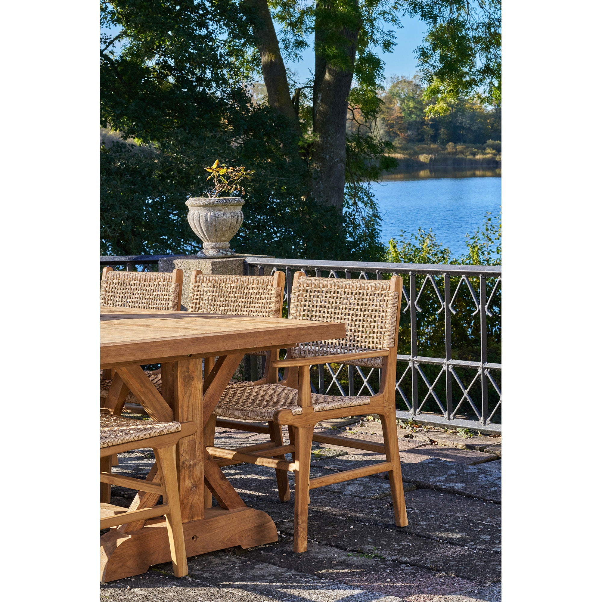 Derby Gartenstuhl mit Armlehne – Teak & Polyrattan, natur