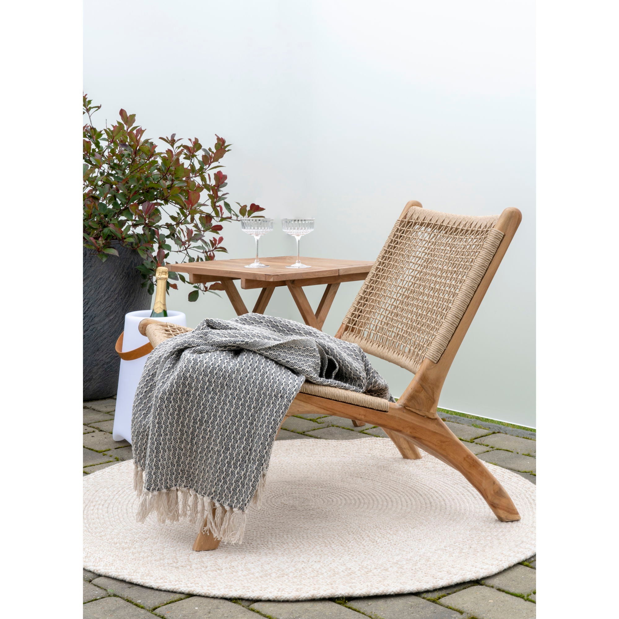 Bilbao Beistelltisch – 50×50 cm, Teakholz, natur